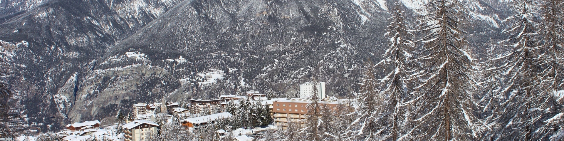 Sauze d\'Oulx which includes a gondola, mountains and a small town or village