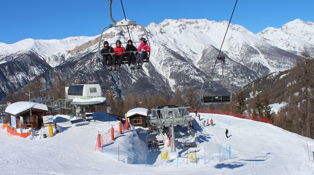 Sauze d\'Oulx som visar berg, snö och en gondola