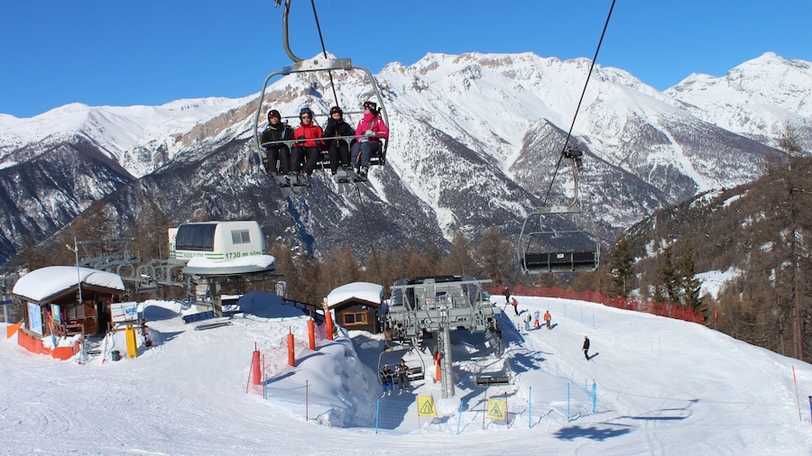 Sauze d\'Oulx showing snow, a gondola and mountains