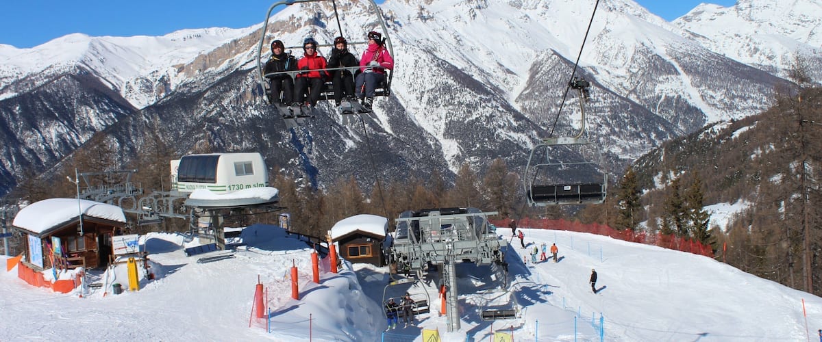 Sauze d\'Oulx which includes snow, mountains and a gondola