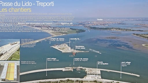 Panneau officiel d'information sur le projet MOSE (en français) placé sur le rivage de Punta Sabbioni en bordure du chantier. Malgré les difficultés techniques, l'arrêt temporaire des travaux, les inculpations de certains chefs d'entreprises travaillant sur le chantier pour surfacturation et pots de vin, les énormes augmentations du coût des travaux par rapport aux prévisions, le scepticisme de nombreux vénitiens, le projet MOSE avance et semble avoir atteint 75% de son programme. Les quatre panneaux d'information photographiés résument bien les objectifs et l'organisation du chantier dans la passe du Lido. Sites sur le projet MOSE www.e-venise.com/acqua_alta_venise_4.htm it.wikipedia.org/wiki/MOSE
www.consorziovenezianuova.com/uk/default.htm Voir aussi l'album de 2012 (dalbera) www.flickr.com/photos/dalbera/sets/72157631912710008/with...