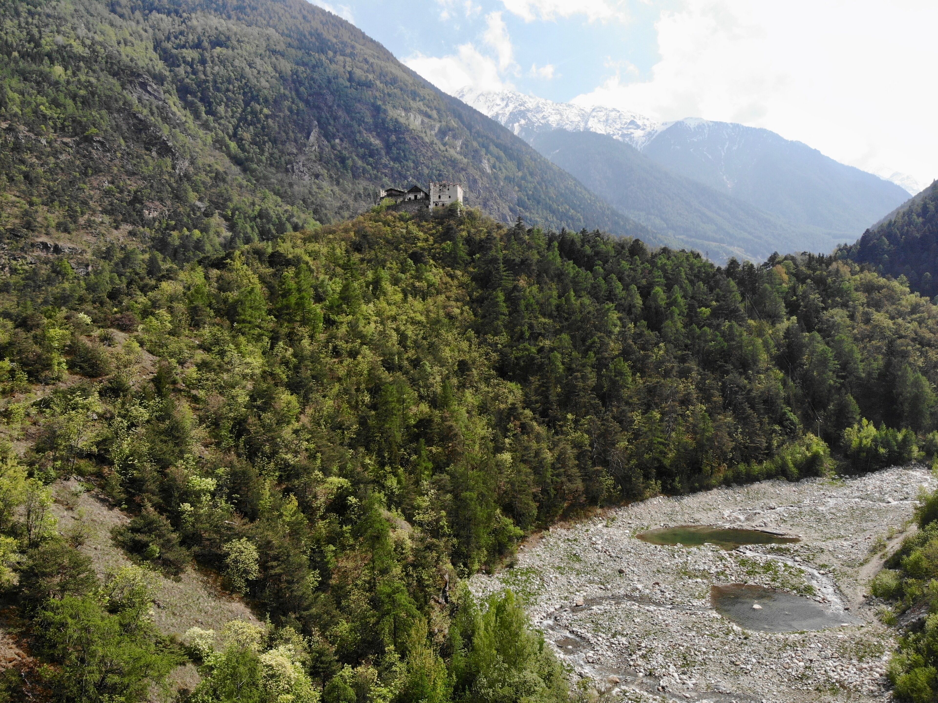 This media shows the cultural heritage monument with the number 15653 in South Tyrol. Burg Obermontani