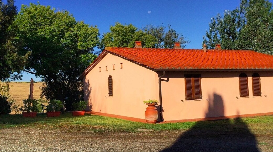 My first time staying at an agriturismo (an Italian working farm with room for rent). Agriturismo La Lespa was a fantastic way to really connect with nature. Being a New Yorkers; my family and I love to experience life that's completely different from ours during holiday. Marco and Sheila were such good hosts and they really made us feel welcome.
#agriturismo #tuscany #italy #travel #goldenhour #blue