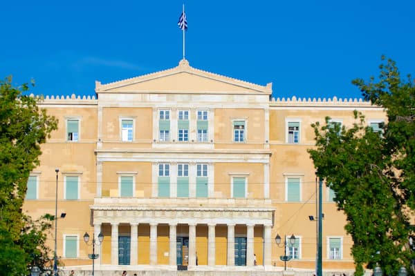 Syntagmatorget som inkluderar gatuliv, en stad och en administrativ byggnad