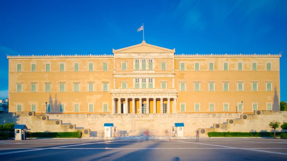 Syntagma Square showing an administrative buidling, a square or plaza and heritage architecture