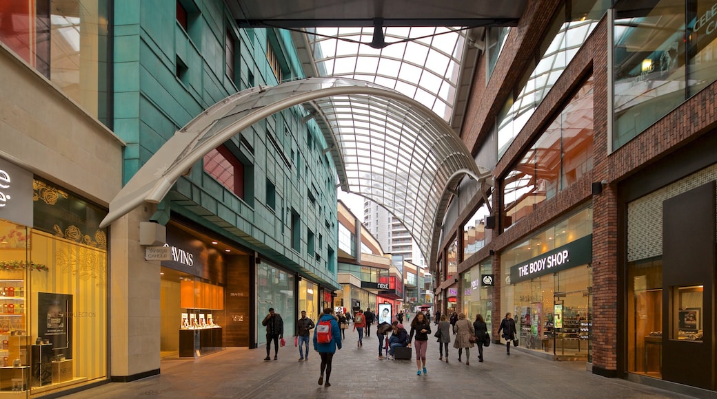 キャボット サーカス ショッピング センター フィーチャー ストリート シーン と ショッピング 及び 少数の人々