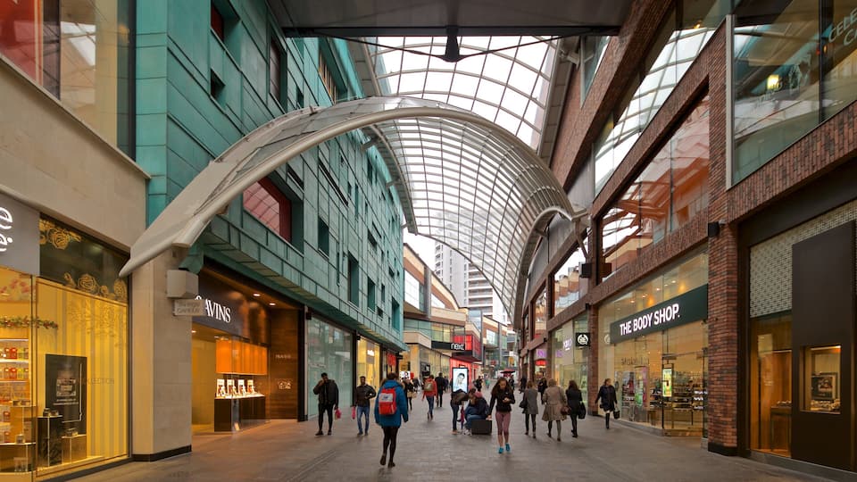Cabot Circus kjøpesenter fasiliteter samt gatescener og shopping i tillegg til en liten gruppe med mennesker