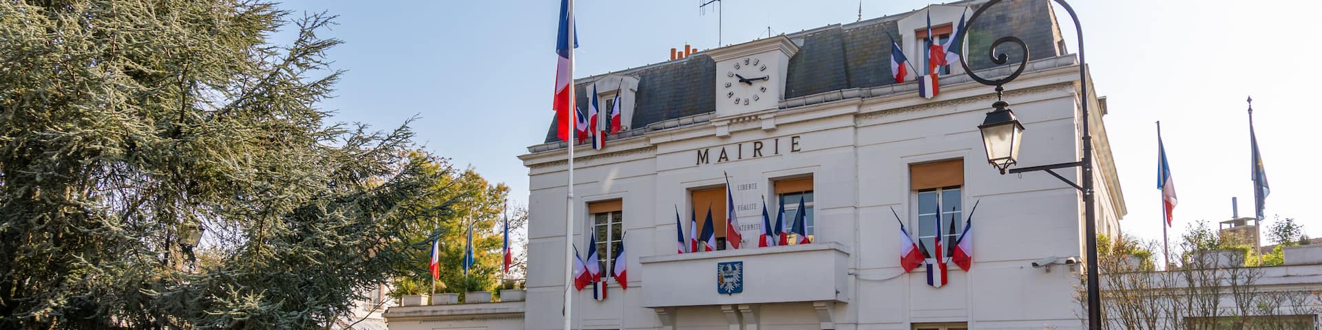 Vue extérieure de la mairie de Neuilly-Plaisance, France. Neuilly-Plaisance est une commune française située dans le département du Seine-Saint-Denis, en région Ile-de-France