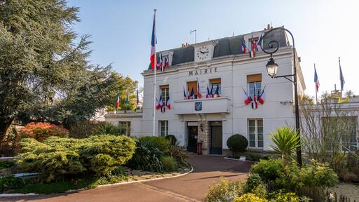 Vue extérieure de la mairie de Neuilly-Plaisance, France. Neuilly-Plaisance est une commune française située dans le département du Seine-Saint-Denis, en région Ile-de-France