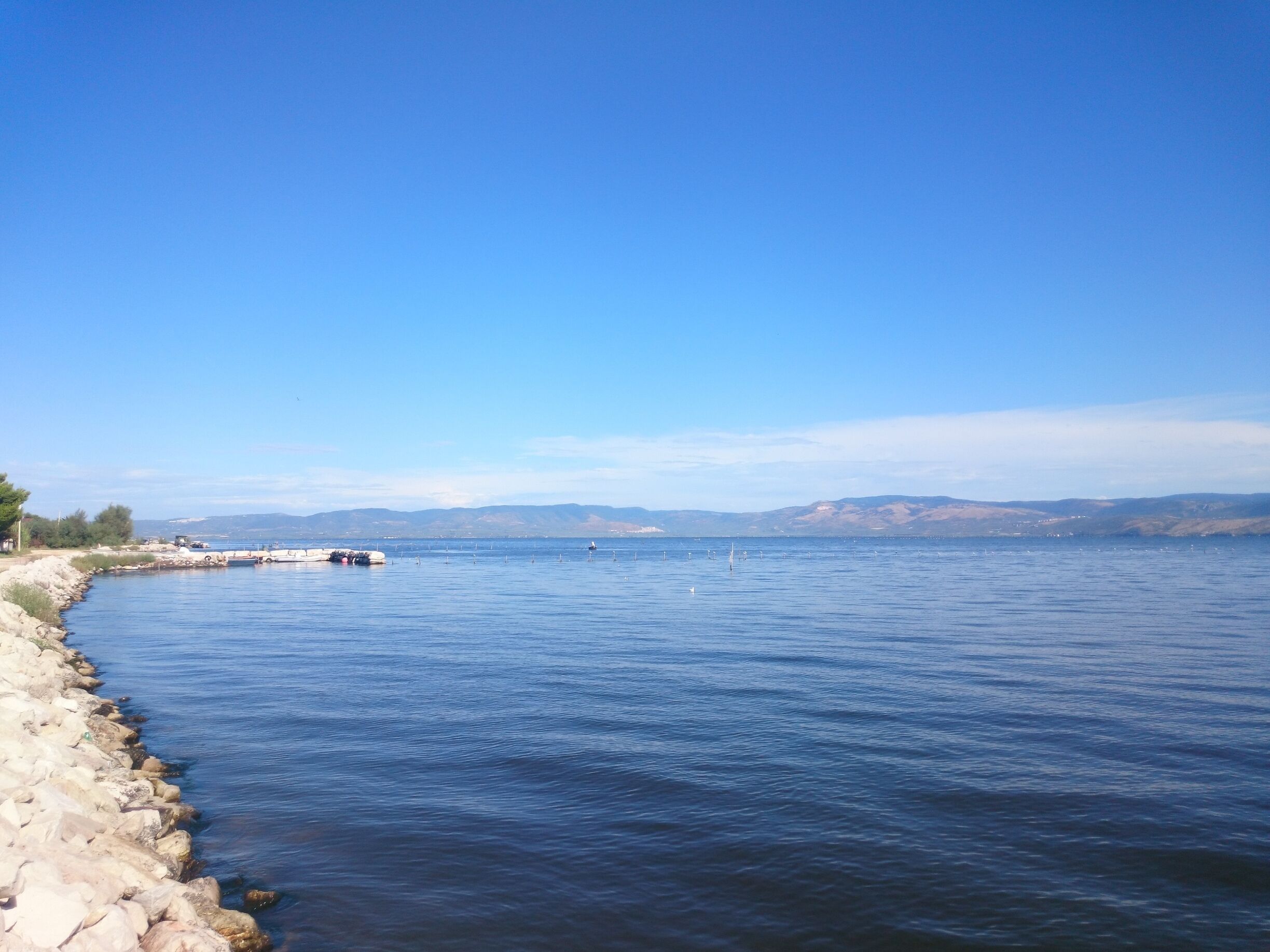 Wonderful blues colors of Varano Lake, water and sky in the same paint #gargano #puglia 