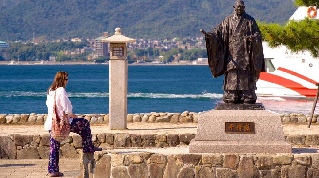 Hatsukaichi ofreciendo un monumento y también una mujer