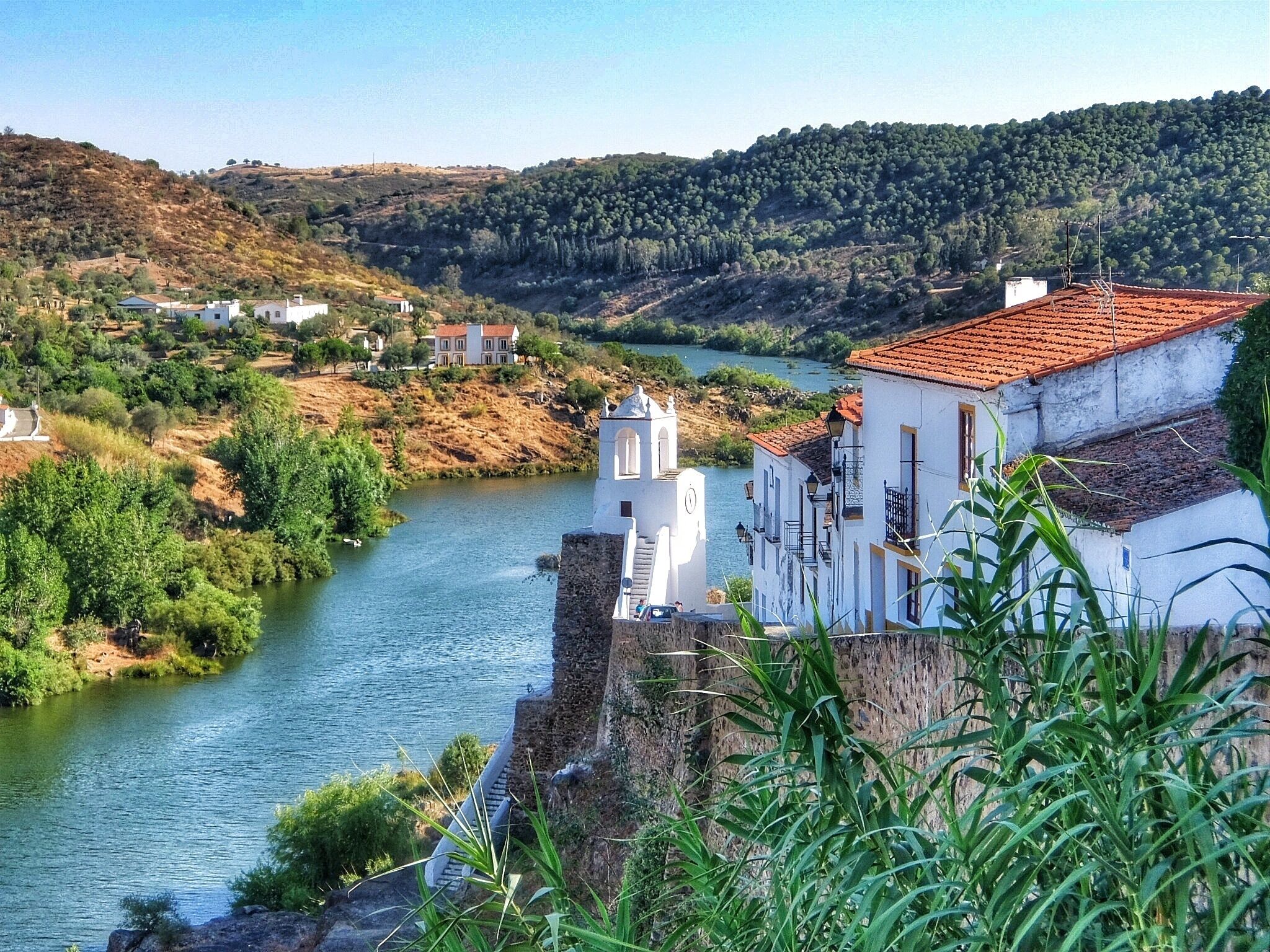 Mértola is a Portuguese village raiana dodistrito Beja, Alentejo region and sub-region of Baixo Alentejo, with over 2 000 inhabitants. The village lies situated on a hill on the right bank of the Guadiana river, just upstream of the confluence of Oeiras river.

It is the seat of the sixth most extensive municipality of Portugal, with 1 292.87 km ² and 7274 inhabitants (2011), divided into seven parishes. The municipality is bordered to the north by the municipalities of Beja and Serpa, east Spain, south of Alcoutim and west by Almodovar and Castro Verde.

The Mértola village is known for the São Domingos mine