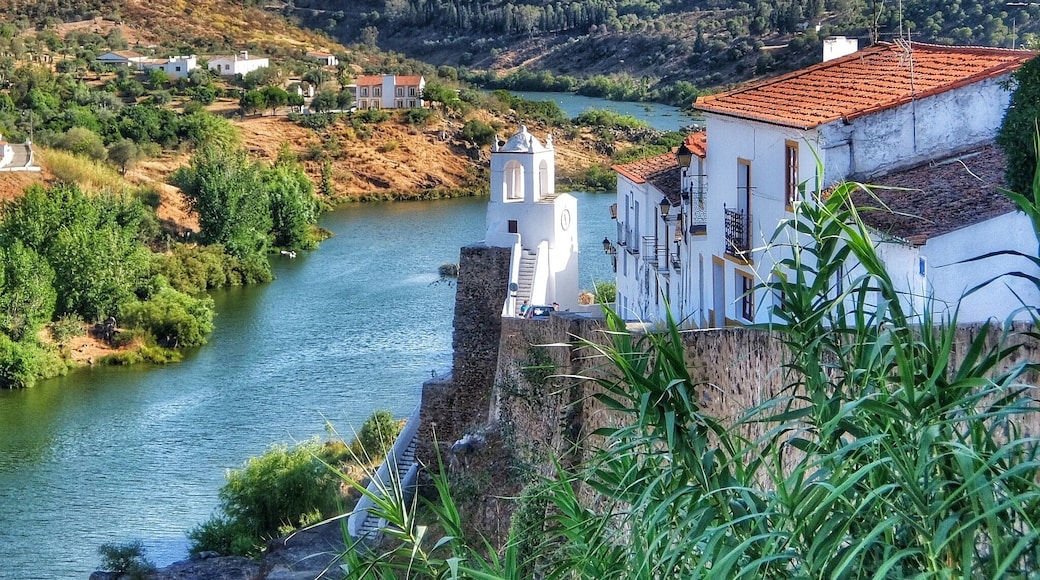 Mértola is a Portuguese village raiana dodistrito Beja, Alentejo region and sub-region of Baixo Alentejo, with over 2 000 inhabitants. The village lies situated on a hill on the right bank of the Guadiana river, just upstream of the confluence of Oeiras river.
It is the seat of the sixth most extensive municipality of Portugal, with 1 292.87 km ² and 7274 inhabitants (2011), divided into seven parishes. The municipality is bordered to the north by the municipalities of Beja and Serpa, east Spain, south of Alcoutim and west by Almodovar and Castro Verde.
The Mértola village is known for the São Domingos mine