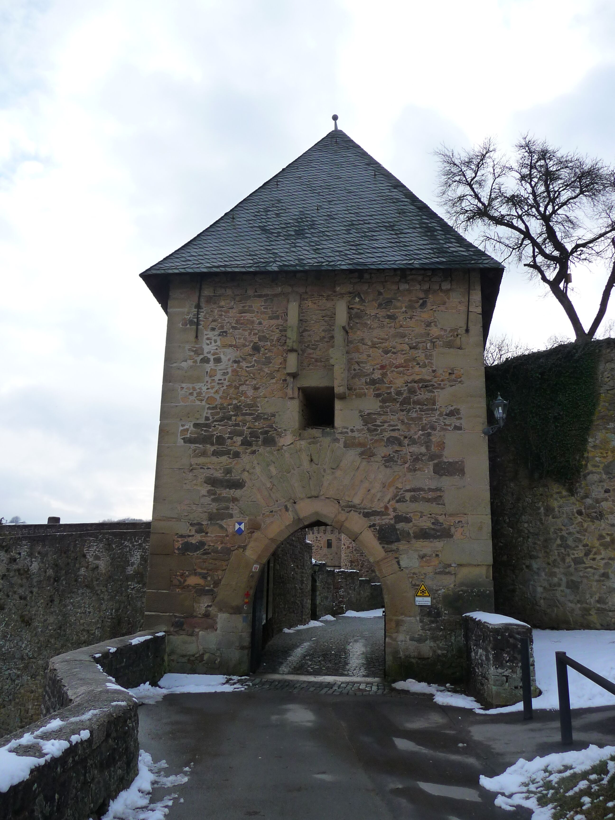 Erstes Tor der Burg Lichtenberg (Landkreis Kusel, Rheinland-Pfalz, Deutschland)