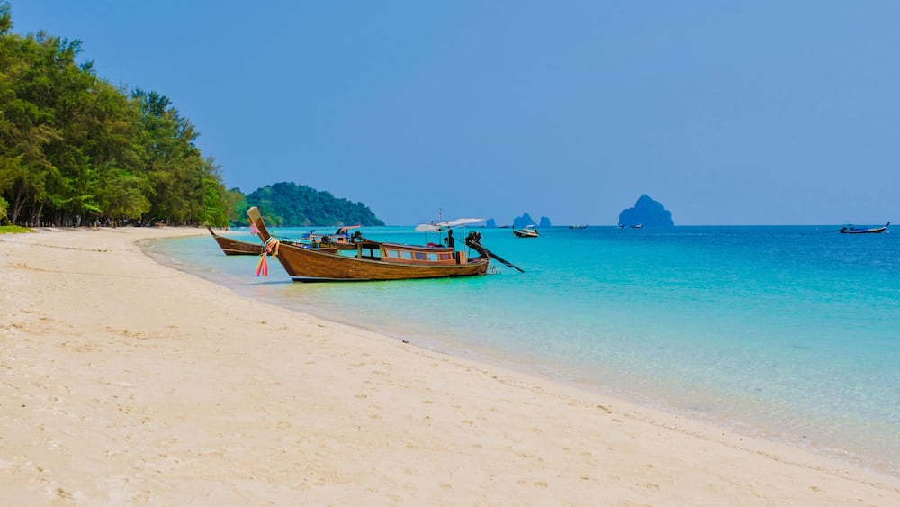Koh Kradan Island with a white tropical beach and turqouse colored ocean.