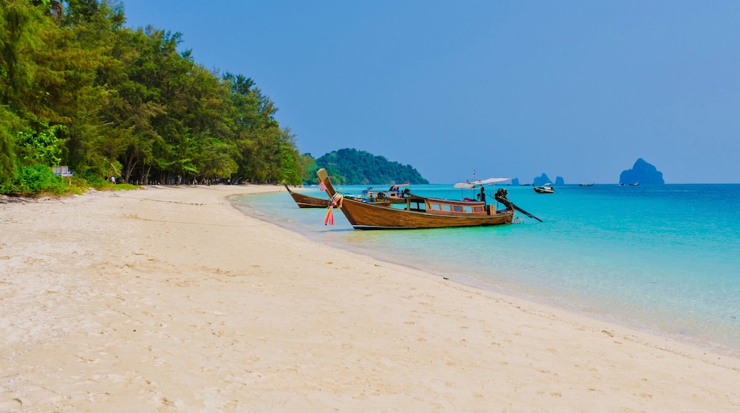 Koh Kradan Island with a white tropical beach and turqouse colored ocean.