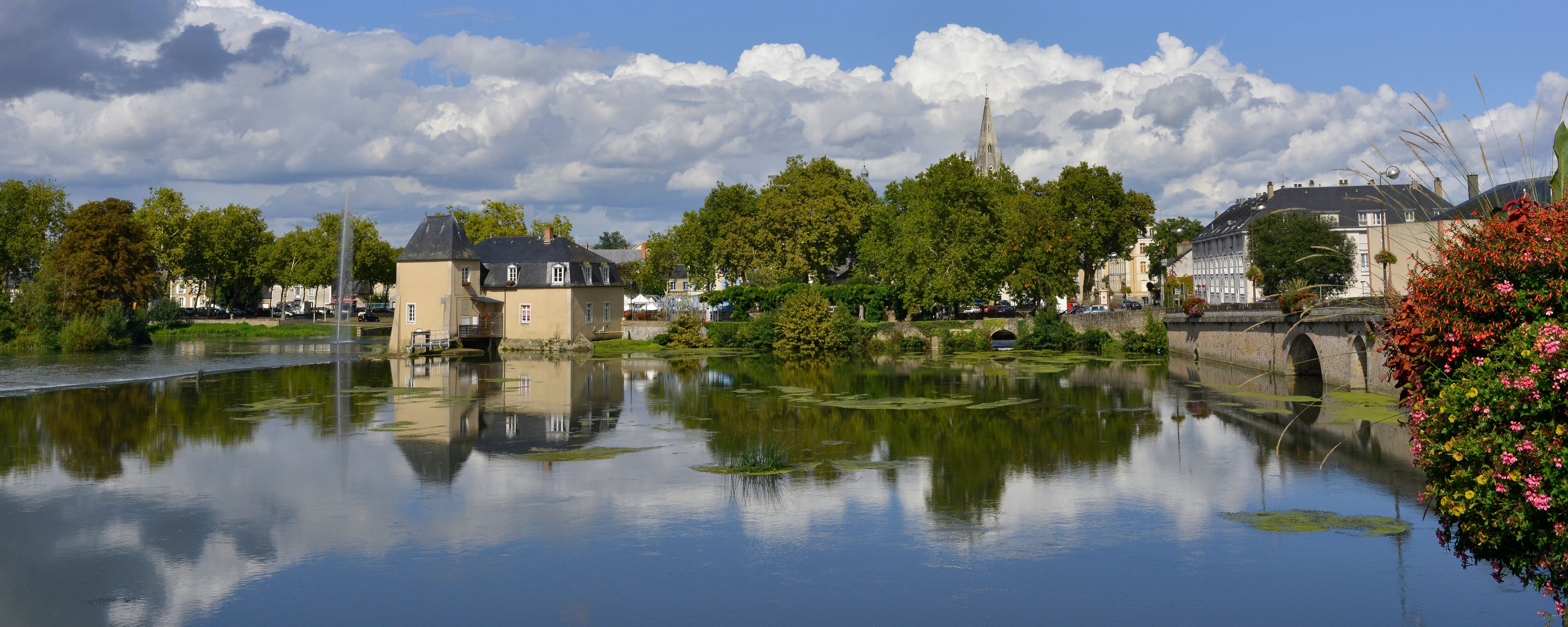 Panoramique Le Loir fleuri à La Flèche (72200), Sarthe en Pays-de-la-Loire, France
