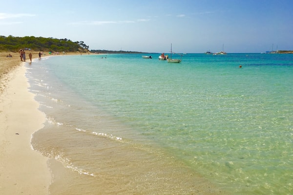 Peaceful and quiet beach on Majorca, Platja d'es Carbó. You can only reach this place on foot, it takes about 45 minutes from Colonia de Sant Jordi. There are no facilities at all.
#beachbound