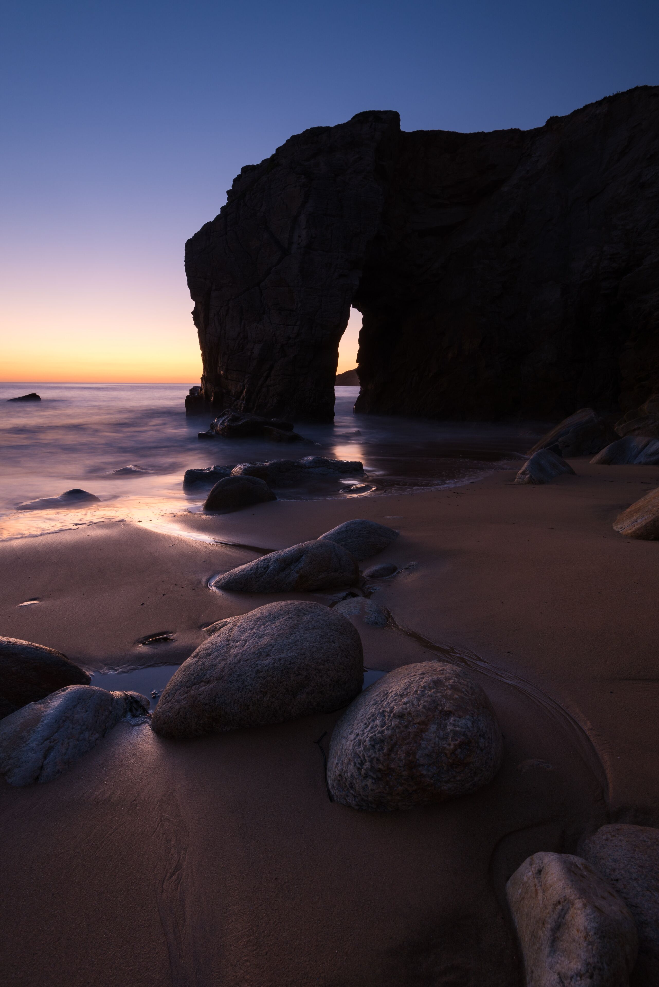 Photo de paysage d'un coucher de soleil sur la plage de Port Blanc et l'Arche de Port Blanc (GR34) en Presqu'île de Quiberon - Saint-Pierre-Quiberon en Bretagne