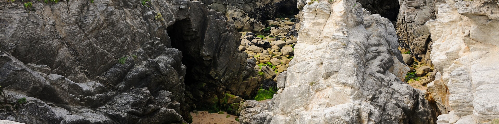 Coast near stone arch L'Arche de Port-Blanc in Saint-Pierre-Quiberon
