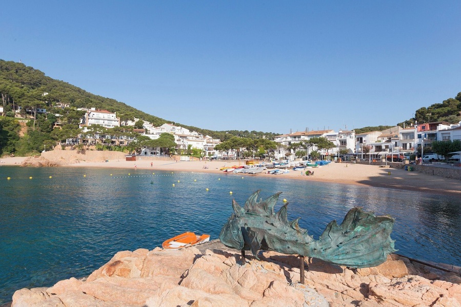 July 2013
A beautiful bay nestled away on the east coast of Spain, it has great weather, scenery and walks.