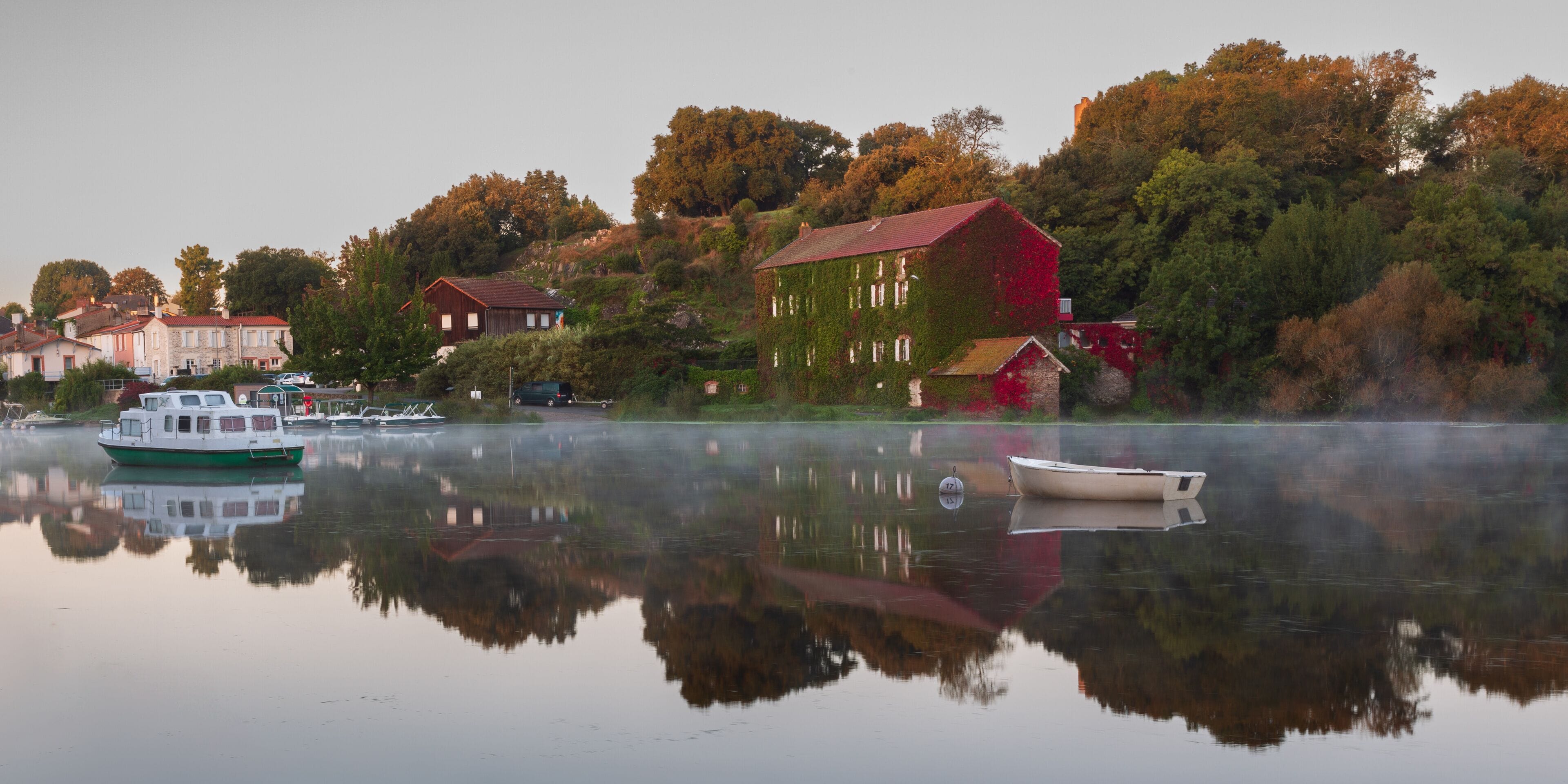 Miroir sur la Sèvre nantaise à la Chaussée des Moines à Vertou à coté de Nantes