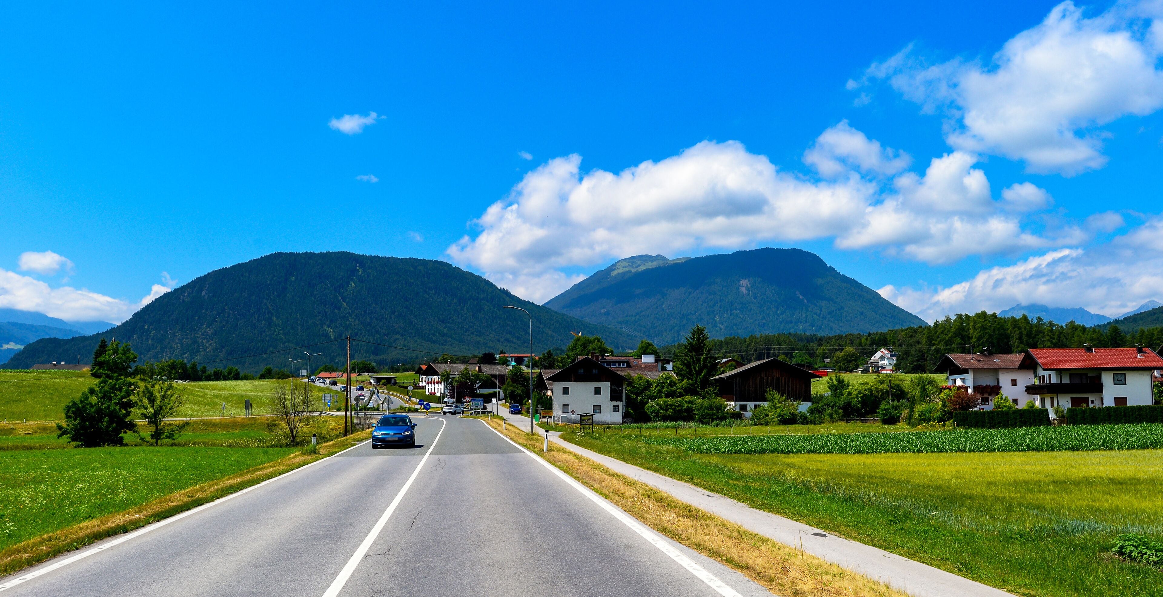 Die Fernpassstraße (B 179) zwischen Mieming und Obsteig, Tirol (Österreich)