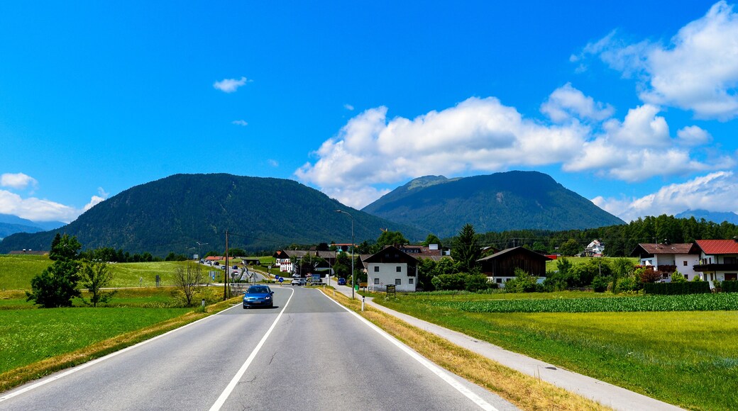 Die Fernpassstraße (B 179) zwischen Mieming und Obsteig, Tirol (Österreich)
