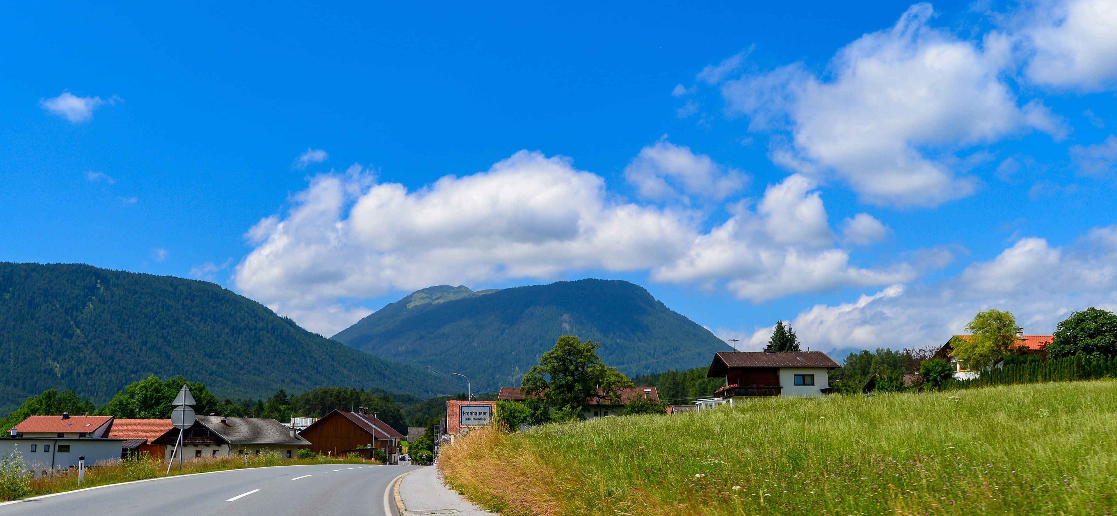 Die Fernpassstraße (B 179) zwischen Mieming und Obsteig, Tirol (Österreich)