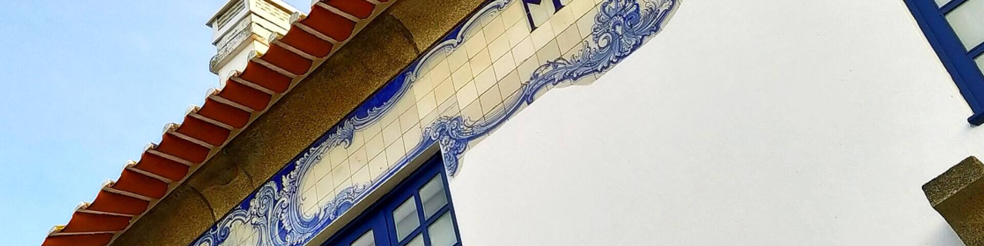 The building of the Railway Station of Maia. This railway line was opened in 1932 and you go by train from Porto to Guimarães.
The section between Senhora da Hora and Trofa was closed in 2002 because of the construction of the Metro do Porto.
Ever since the old railway line functions as a Ecovia, which stands for a walking and cycling path. Many people use this 5km stretch of asphalt for recreational activities nowadays. Even the station's building was restored recently and it is a restaurant now. A great example how to transfer old #infrastructure into something new and useful!
#History #Portugal #Railway