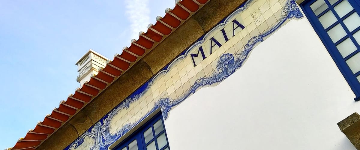 The building of the Railway Station of Maia. This railway line was opened in 1932 and you go by train from Porto to Guimarães.
The section between Senhora da Hora and Trofa was closed in 2002 because of the construction of the Metro do Porto.
Ever since the old railway line functions as a Ecovia, which stands for a walking and cycling path. Many people use this 5km stretch of asphalt for recreational activities nowadays. Even the station's building was restored recently and it is a restaurant now. A great example how to transfer old #infrastructure into something new and useful!
#History #Portugal #Railway