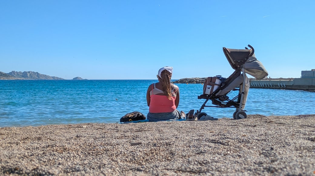 Black woman sitting alone on the beach with stroller, Marseille, Marseilles, Provence, France. Back view, braids, pink tank top, peaceful summer day, motherhood and solitude.
Mots-clés (48