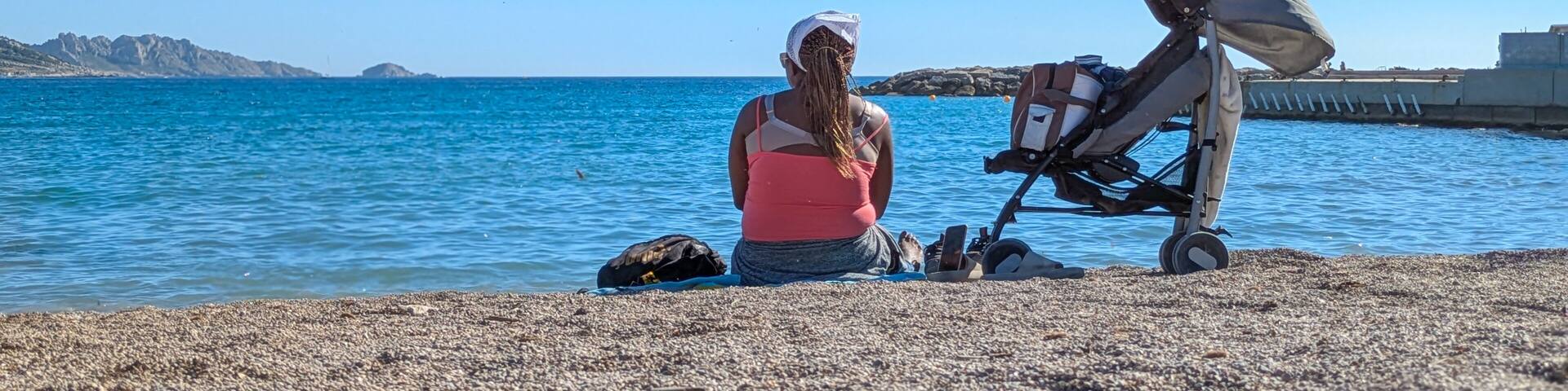 Black woman sitting alone on the beach with stroller, Marseille, Marseilles, Provence, France. Back view, braids, pink tank top, peaceful summer day, motherhood and solitude.
Mots-clés (48