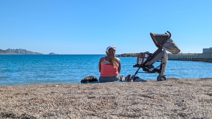 Black woman sitting alone on the beach with stroller, Marseille, Marseilles, Provence, France. Back view, braids, pink tank top, peaceful summer day, motherhood and solitude.
Mots-clés (48
