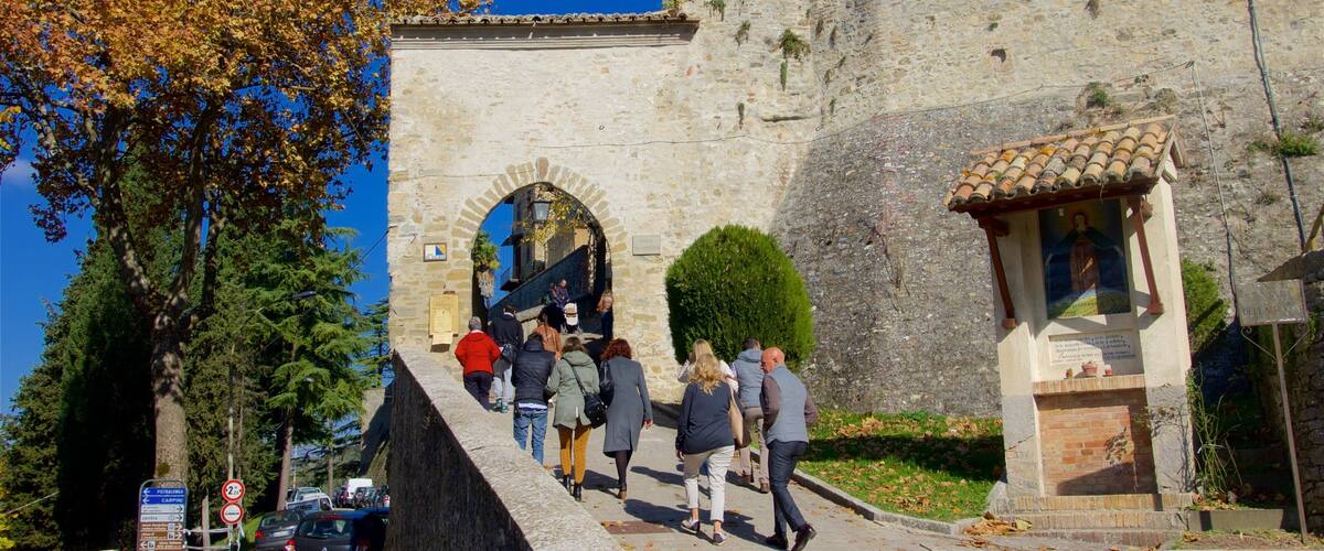 Montone que incluye una iglesia o catedral