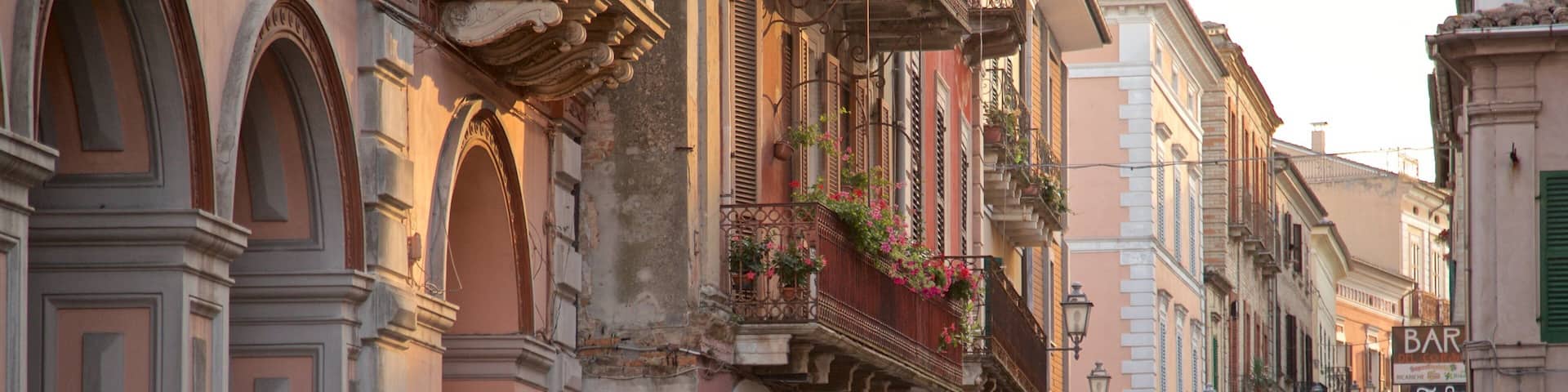 Atri som visar gatuliv sÄvÀl som en liten grupp av mÀnniskor