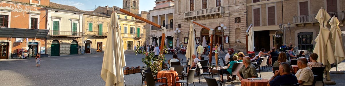 Atri which includes heritage elements, outdoor eating and a square or plaza