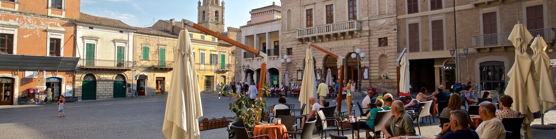 Atri mettant en vedette patrimoine historique, sortie au restaurant et square ou place