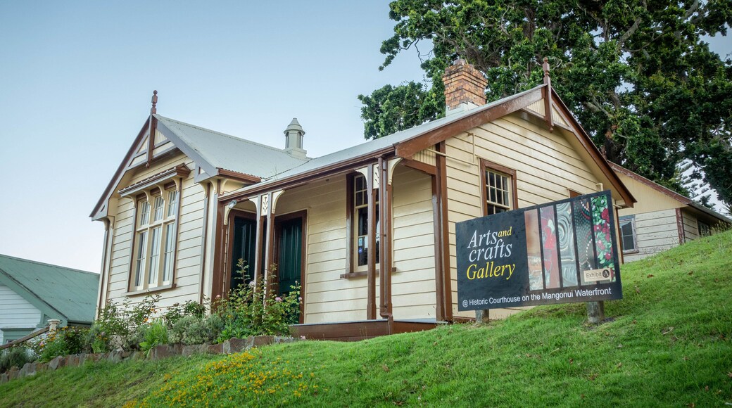 Mangonui which includes signage