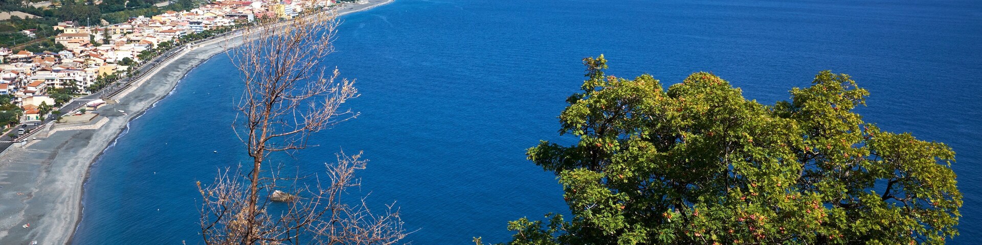 Costa ionica nei pressi Taormina con i Paesi di Sant'Alessio, Santa Teresa di Riva e Furci Siculo