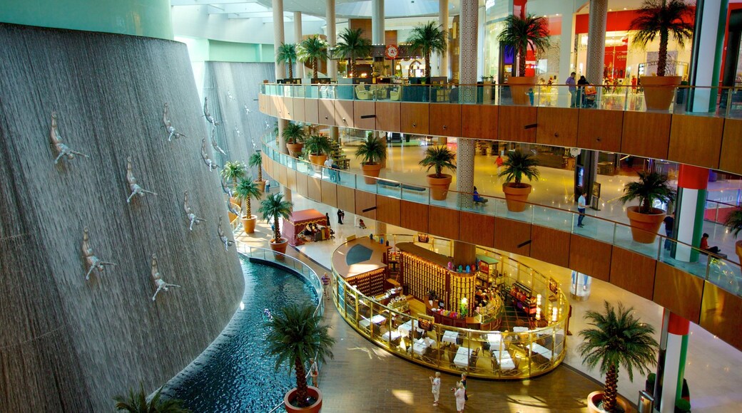 Dubai Mall mit einem Innenansichten und Einkaufen