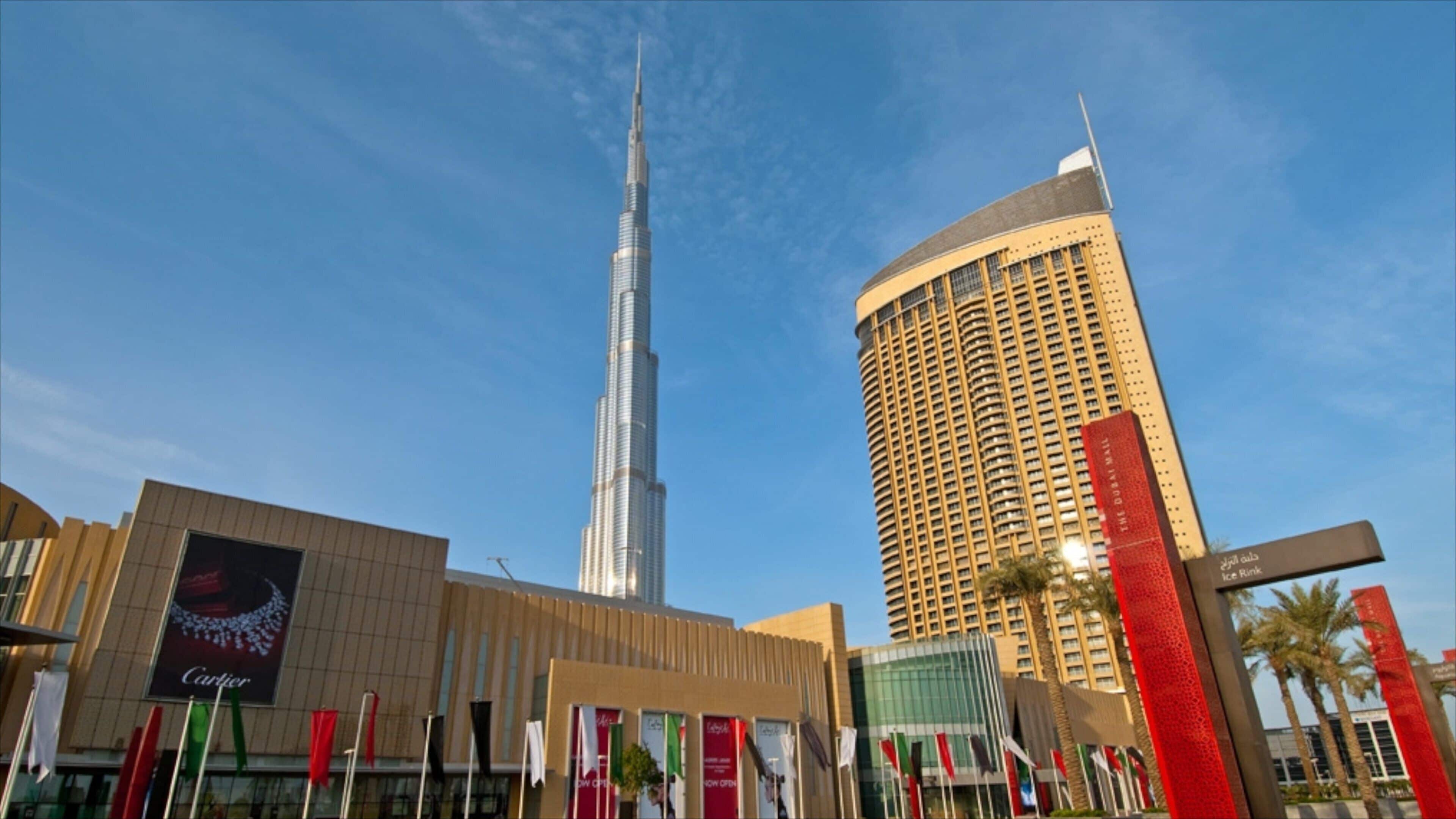 Dubai Mall which includes street scenes and a city