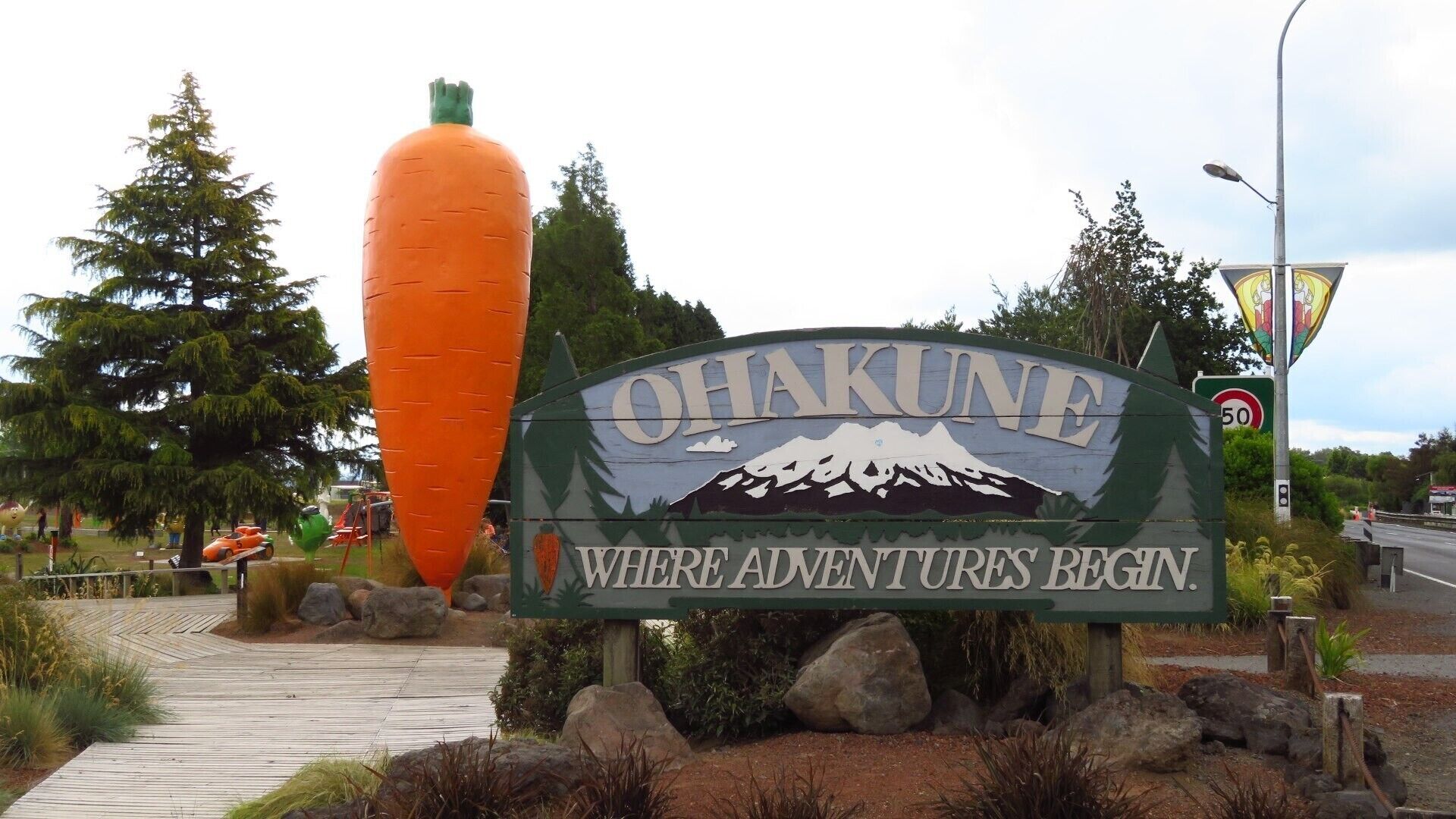 Ohakune is a small town in the North Island of New Zealand, situated 215 kilometres north of Wellington and 292 kilometres south of Auckland.
The 7.5 metre erection, “a magnificent monolith, standing tall at the gateway to the central North Island town of Ohakune” – the famous Kiwi icon the Giant Carrot – was put there by the Ohakune Growers Association in 1984.



#TakeAHike