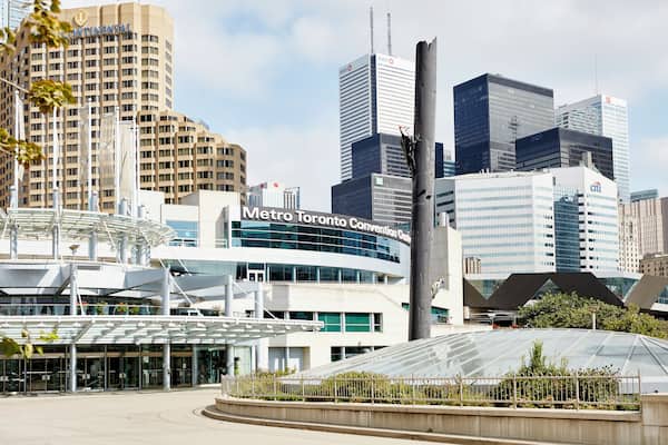 Centro de Convenções Metro Toronto com arranha-céus modernos ao redor.