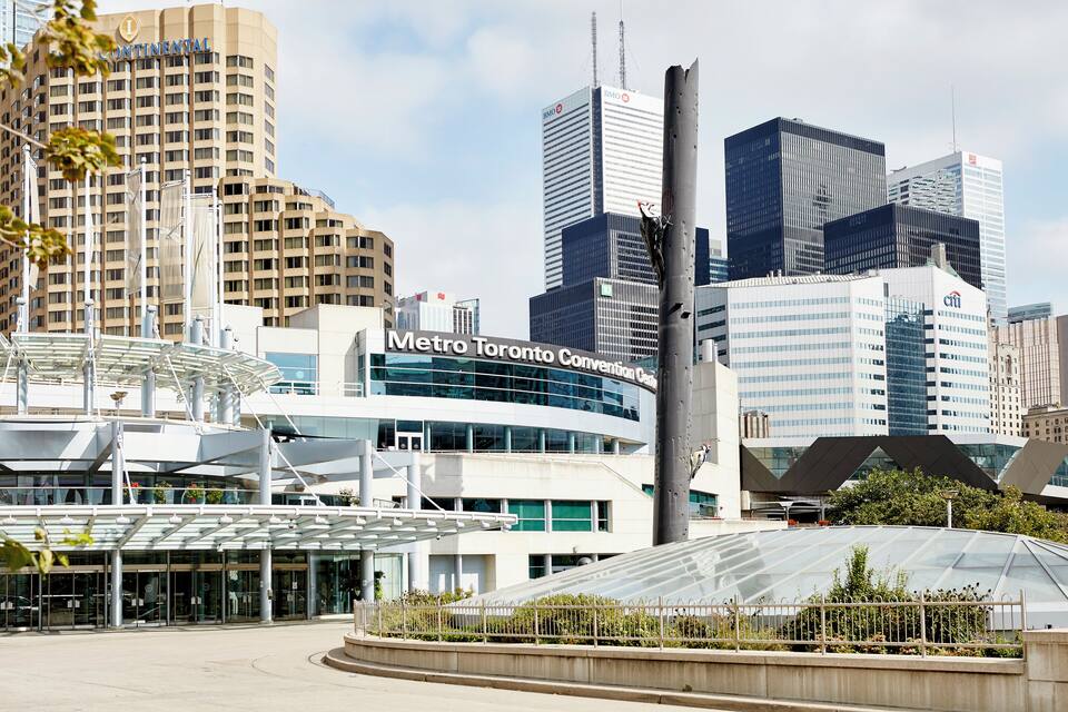 Centro de Convenções Metro Toronto com arranha-céus modernos ao redor.