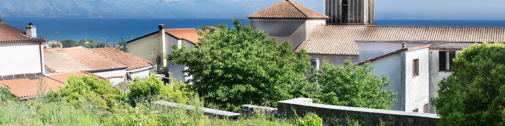 Blick über Policastro Bussentino auf den Golf und die Küstenlinie in Richtung Maratea