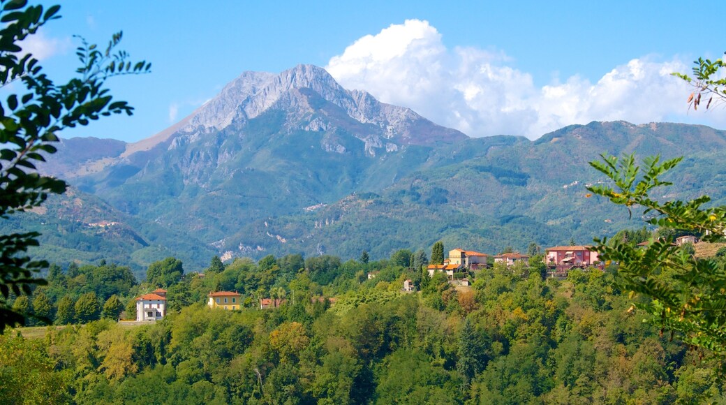 バルガ 表示 小さな町あるいは村 と 山々