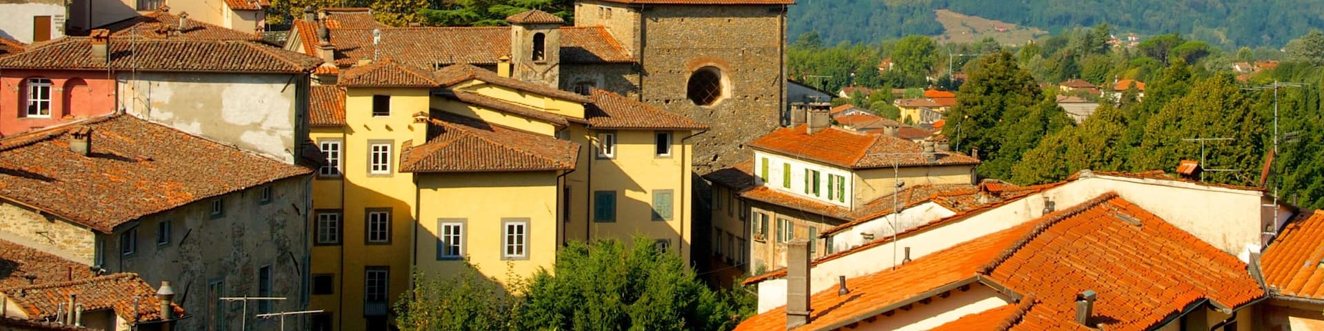 Barga som visar berg, historisk arkitektur och en liten stad eller by