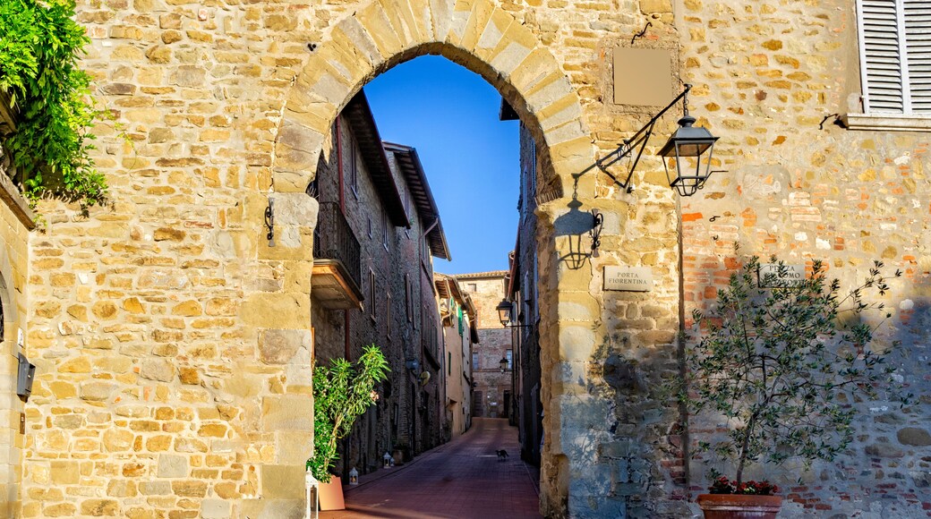 Porta Fiorentina in Paciano im Abendlicht