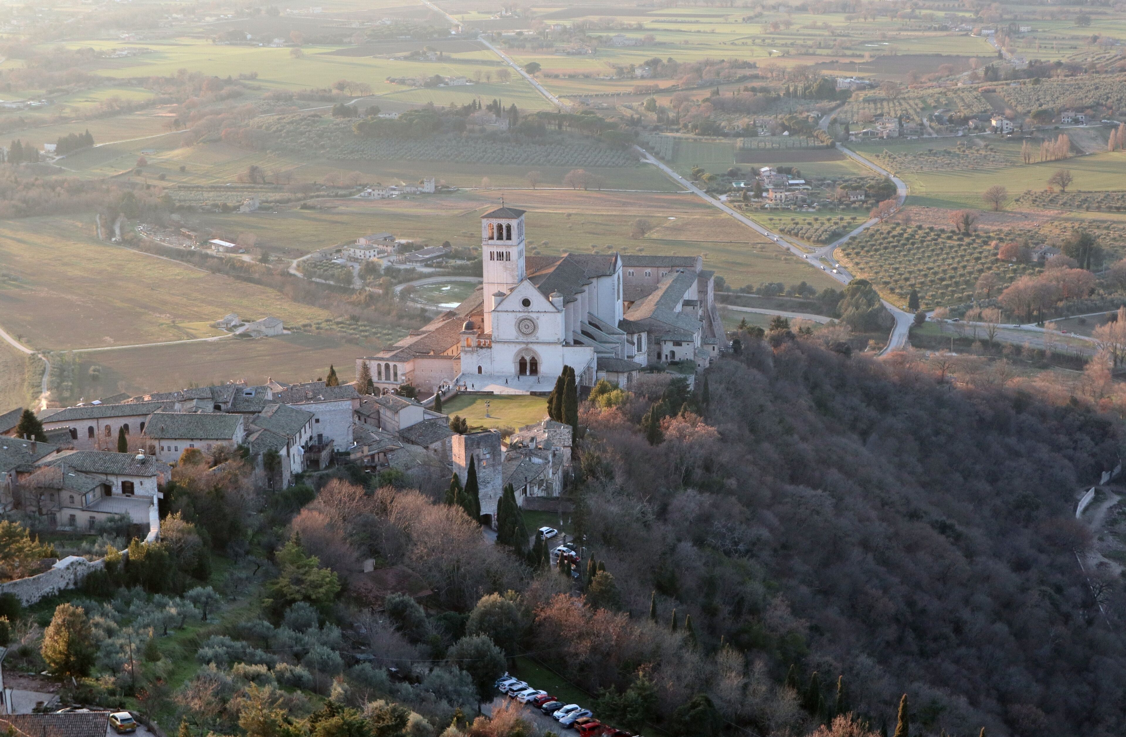 Assisi - Basilica di San Francesco dalla torre poligonale di Rocca Maggiore